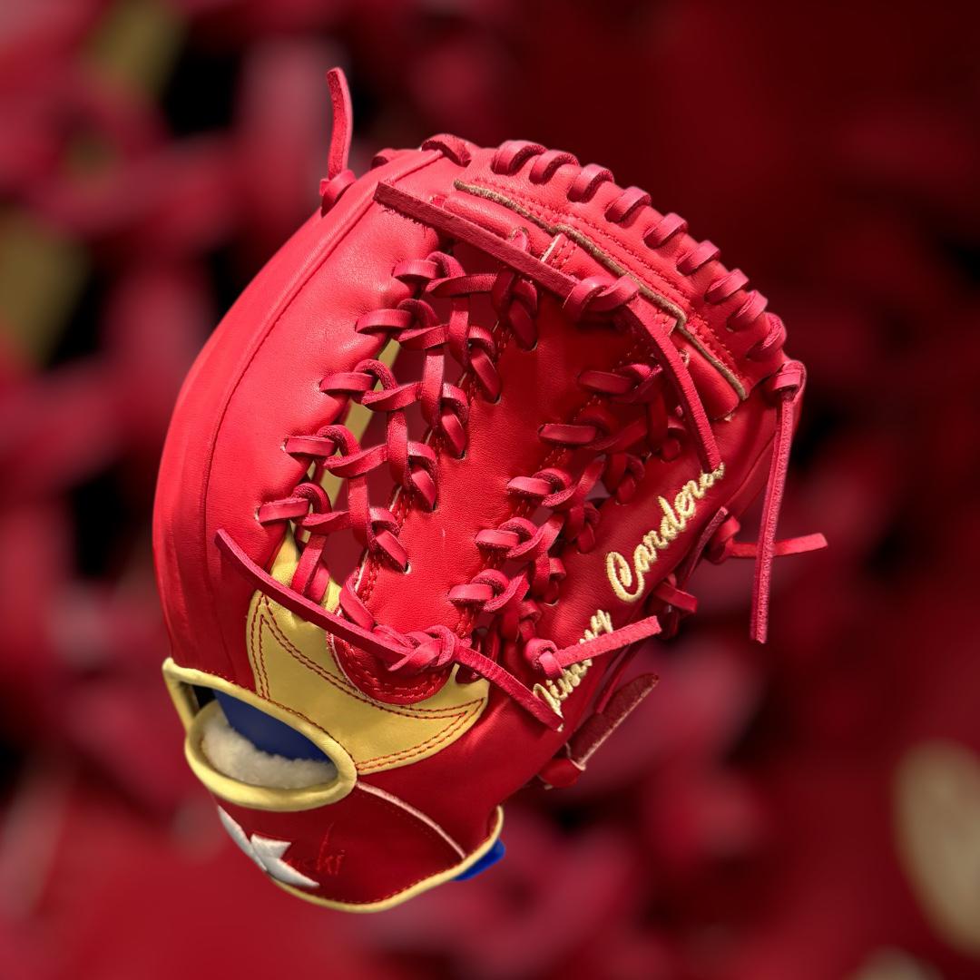 What MLB Players Know About Baseball Gloves | Carlos Castillo - Kachi Sports